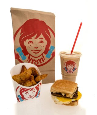 Winneconne, WI - 15 Ekim 2024: Wendys 'in sosis yumurtalı İsviçre usulü kruvasan soslu patatesli dondurmalı soğuk kremalı dondurmalı karışık kahvaltı.