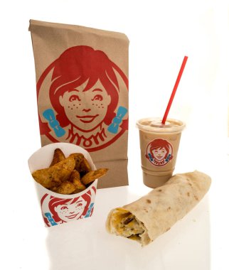 Winneconne, WI - 15 Ekim 2024: Bir paket Wendys sosisli burrito soslu patates dondurmalı soğuk kremalı dondurmalı soğuk karışımlı kahvaltı.