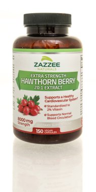 Winneconne, WI - 14 Ekim 2024: Bir şişe Zazzee doğaldır izole edilmiş arka planda ekstra güçlü Hawthorn çileği takviyesi.
