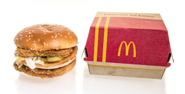 Winneconne, WI - 10 Kasım 2024: İzole edilmiş bir arka planda bir paket tavuk Big Mac.