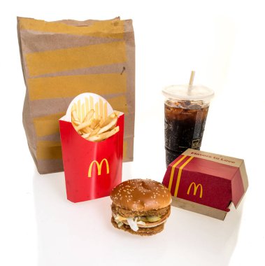 Winneconne, WI - 10 Kasım 2024: İzole edilmiş arka planda bir paket tavuk Big Mac yemeği.