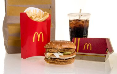 Winneconne, WI - 10 Kasım 2024: İzole edilmiş arka planda bir paket tavuk Big Mac yemeği.