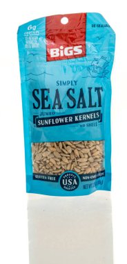 Winneconne, WI - 10 Kasım 2024: İzole bir zemin üzerinde deniz tuzu ayçiçeği çekirdekleri paketi.