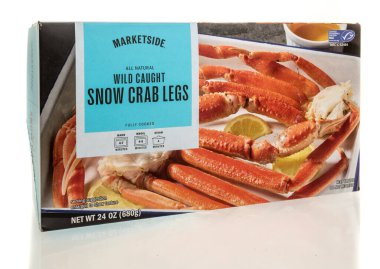 Winneconne, WI - 26 Ocak 2025: Marketside 'ın vahşi bir paketi izole bir zemin üzerinde kar yengeci bacakları yakaladı.