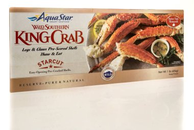 Winneconne, WI - 23 Şubat 2025: Bir paket Aqua Star vahşi güneyli kral yengeç bacağı ve pençeleri izole edilmiş arka planda.