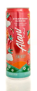 Winneconne, WI - 23 Şubat 2025: İzole bir arka planda bir kutu Alani nu nu nu enerji içeceği çilekli gün doğumu.