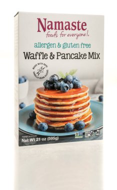 Winneconne, WI - 23 Şubat 2025: İzole edilmiş arka planda bir paket Namaste waffle ve krep.