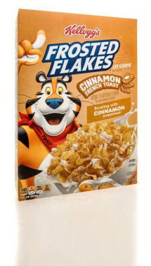 Winneconne, WI - 23 Şubat 2025: Bir paket Kelloggs şekerli gevrek tarçınlı Fransız tostu mısır gevreği izole edilmiş arka planda.