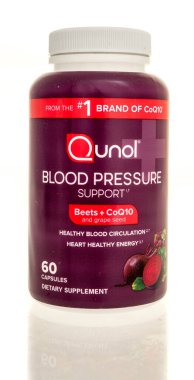 Winneconne, WI - 23 Şubat 2025: Bir Qunal kan basıncı destek pancarı paketi ve tecrit edilmiş bir arka plana C0Q10 takviyesi.