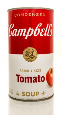 Winneconne, WI - 23 Mart 2025: Soyutlanmış bir zemin üzerinde aile büyüklüğünde Campbell domates çorbası konservesi.