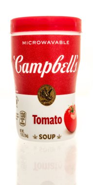 Winneconne, WI - 23 Mart 2025: Bir kutu Campbell domates çorbası izole edilmiş arka planda mikrodalga fırın çorbası.