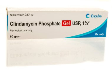 Winneconne, WI - 23 Nisan 2025: Encube 'den izole edilmiş bir arkaplan üzerindeki Clindamycin fosfat jeli paketi.