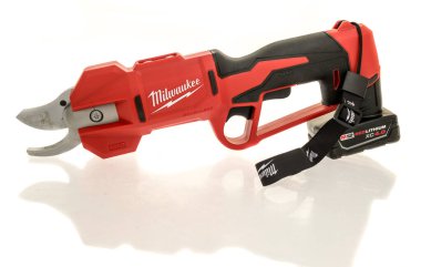 Winneconne, WI - 10 Mayıs 2025: Bir paket Milwaukee M12 güç budama makası izole bir arka planda kesiliyor.