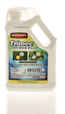 Winneconne, WI - 28 Haziran 2025: İzole edilmiş arka planda bir şişe Gordon Trimec ot öldürücü.