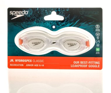 Winneconne, WI - 28 Haziran 2025: İzole edilmiş bir arka planda Speedo sızdırmaz yüzme gözlüğü paketi.