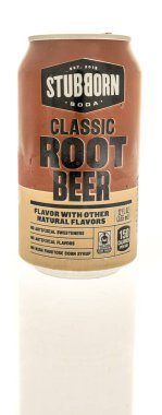 Winneconne, WI - 30 Haziran 2025: İzole edilmiş arka planda bir kutu İnatçı klasik kök birası.