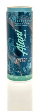 Winneconne, WI - 30 Haziran 2025: Böğürtlen aromalı bir kutu Alini enerji içeceği.