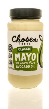 Winneconne, WI - 4 Temmuz 2025: İzole edilmiş arka planda 100 saf avokado yağıyla klasik mayonez kavanozu.
