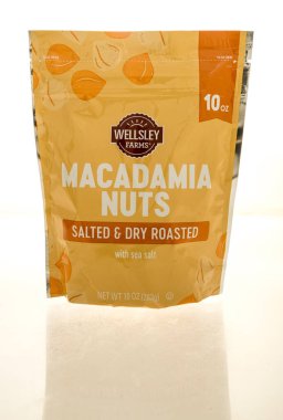 Winneconne, WI - 12 Temmuz 2025: Bir paket Wellsley Farms Macadamia fındığı izole edilmiş arka planda.