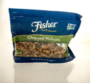 Winneconne, WI - 12 Temmuz 2025: İzole edilmiş bir zemin üzerinde doğranmış ceviz paketi.