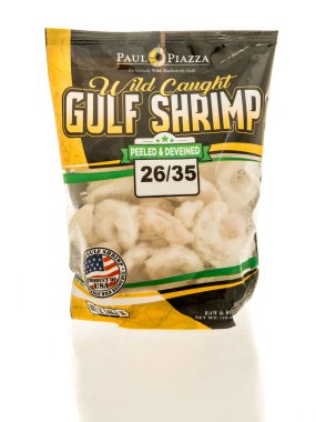 Winneconne, WI - 20 Temmuz 2025: Bir Paul Piazza paketi izole bir arka planda körfez karidesi yakaladı.