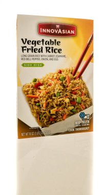 Winneconne, WI - 27 Eylül 2025: İzole edilmiş arka planda bir paket Innovsian sebze pilavı.