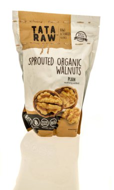 Winneconne, WI - 27 Eylül 2025: Bir paket Tata Raw, izole edilmiş arka planda organik ceviz filizlendirdi.