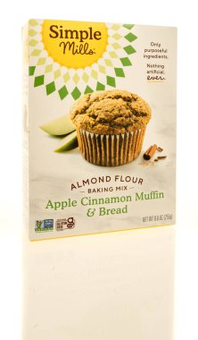 Winneconne, WI - 4 Ekim 2025: İzole edilmiş bir arkaplanda bir paket Simple Mills un elma tarçınlı kek karışımı.