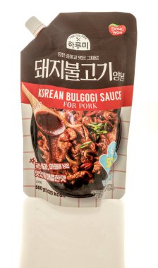 Winneconne, WI - 4 Ekim 2025: İzole edilmiş arka planda bir paket Dong Won Kore bulgogi sosu.