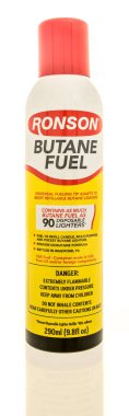 Winneconne, WI - 4 Ekim 2025: İzole edilmiş bir arkaplanda bir şişe Ronson bütan yakıtı.