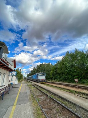 Kırsal tren istasyonu ve inanılmaz yaz gökyüzü altında eğitim - Çek Cumhuriyeti, Avrupa