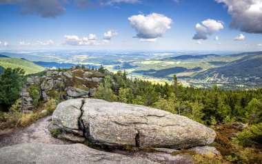 Beyaz bulutlu mavi gökyüzü altındaki köyler - Jizera Dağları, Çek Cumhuriyeti, Avrupa - kayalık dağlardan vadiye inanılmaz yaz manzarası