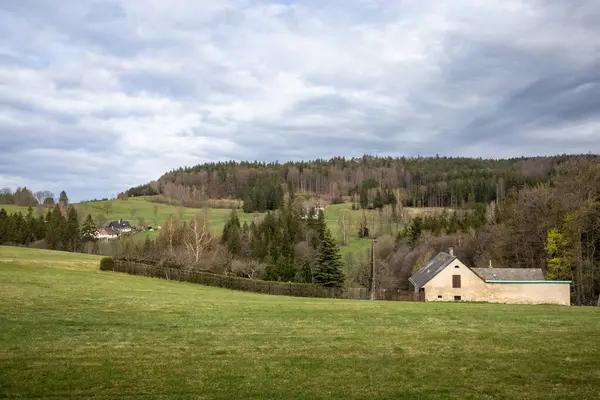 Romantická Jarní Krajina Zelenými Loukami Vesnickými Domy Pod Zataženou Oblohou — Stock fotografie