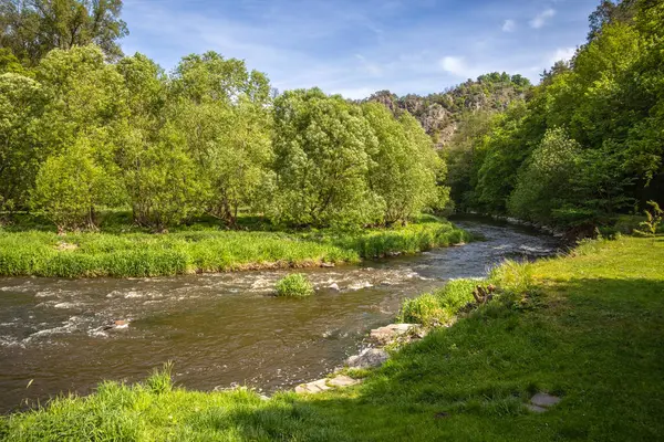 春天的风景 蓝天下有河流和岩石山 捷克共和国 — 图库照片#