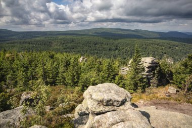 Geniş ladin sınır ormanlarının kaya manzarası. Polonya sınırına yakın Çek Jizera Dağları. Çek Cumhuriyeti, Avrupa 'da yaz gezisi.