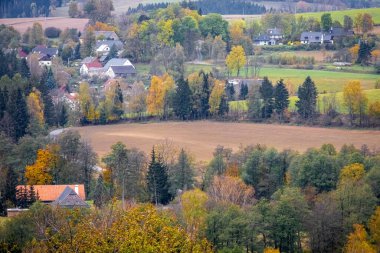 Renkli ağaçlar, tarlalar ve köylü kırsal sonbahar manzarası - Çek Cumhuriyeti, Avrupa