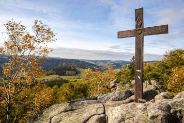 Sonbahar Vadisi 'nin yukarısındaki Prosicka adındaki kaya manzaralı ahşap haç. Jimramov kasabası yakınlarında, Çek Cumhuriyeti, Avrupa.