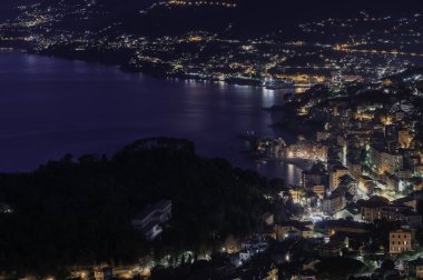İtalya 'daki Ligurian Rivierası' nın Camogli turizm beldesi, balıkçı köyleri