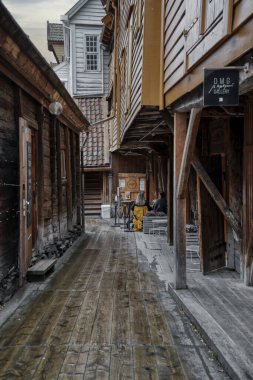 Büyüleyici ahşap mimarisi ve zengin kültürel tarihi ile bu büyüleyici sokakta dolaşmak cazibesini arttırır.