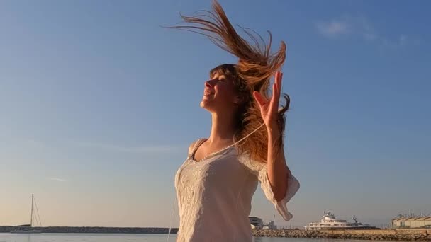 Счастливая Молодая Девушка Бросает Свои Волосы Замедленной Съемке — стоковое видео