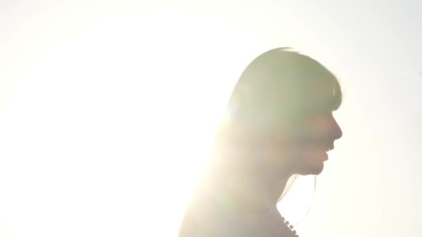 闷闷不乐的女孩吸烟 在太阳面前用太阳耀斑射击 — 图库视频影像