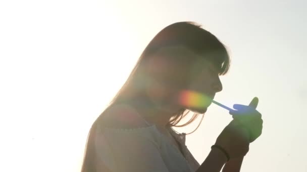 Fiatal Lány Meggyújtja Cigarettáját Napfény Előtt — Stock videók