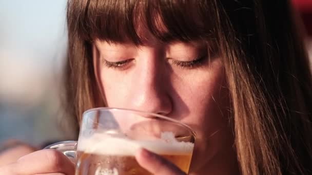 Jong Meisje Drinken Bier Tiener Meisje Proberen Bier — Stockvideo
