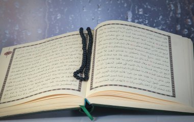 Kuran Kareem Müslüman kutsal kitabı