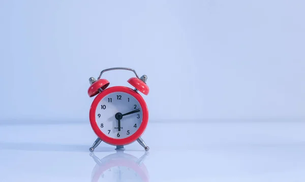 Relógio Alarme Vermelho Fundo Branco — Fotografia de Stock