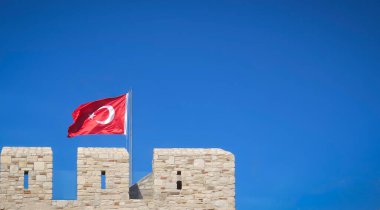 Türk bayrağı kalenin üzerinde dalgalanıyor