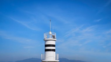 Güzel mavi gökyüzüne karşı bir deniz feneri.