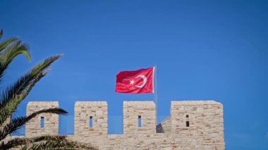 Türk bayrağı kalenin üzerinde dalgalanıyor