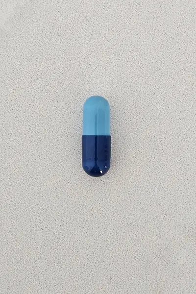 Голубая Капсула Таблетками Белом Столе — стоковое фото