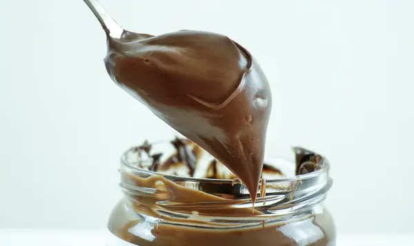 Beyaz Arka Planda Kremalı Çikolata — Stok fotoğraf